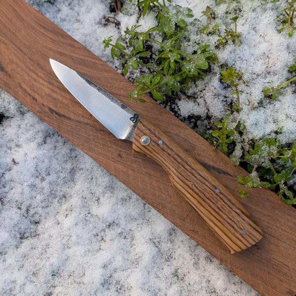 Nagha 399, pliant en zébrano